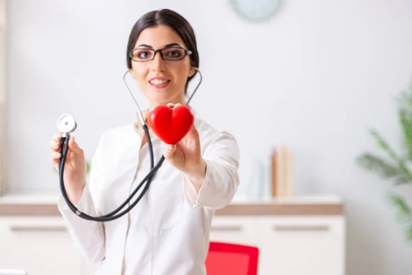 Młody lekarz w koncepcji opieki serca — Zdjęcie stockowe
