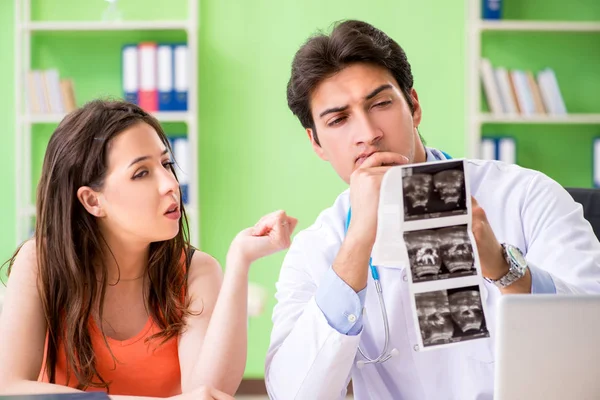 Donna incinta visita ginecologo maschile presso la clinica — Foto Stock