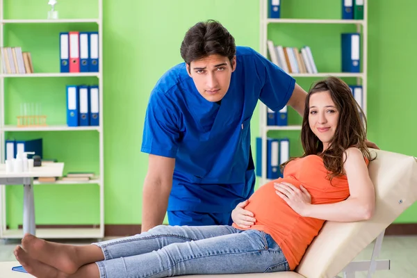 Mujer embarazada que visita ginecólogo masculino en la clínica — Foto de Stock