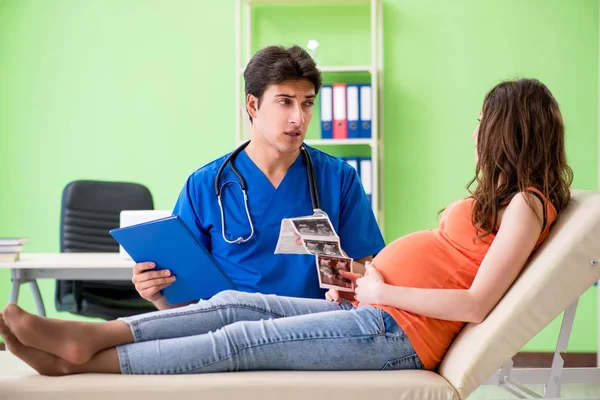 Terhes nő látogató férfi nőgyógyász a klinikán — Stock Fotó