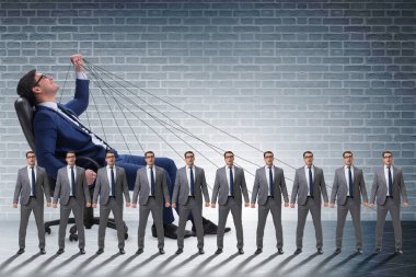 Patron çalışanı, çalışanlarını iş konseptinde manipüle ediyor.