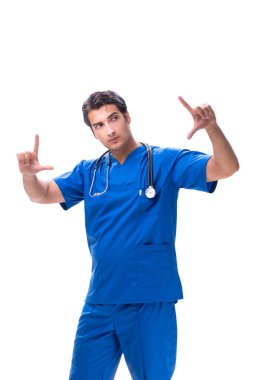 Genç erkek doktor beyaz düğmelere basıyor.