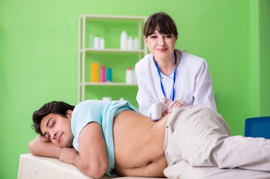 Genç adam ultrason prosedürü için radyolojisti ziyaret ediyor. 