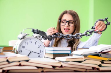 Sınavlara hazırlanan genç kız öğrenci bir sürü kitap ve ça ile