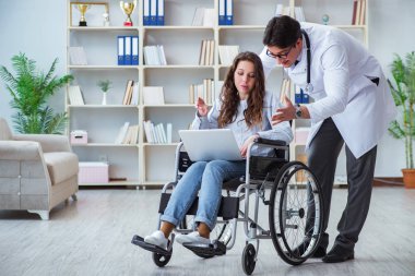 Tekerlekli sandalyedeki hasta düzenli kontrol için doktoru ziyaret ediyor.