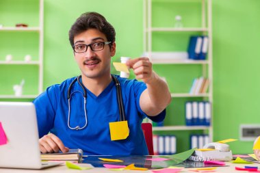 Hastanede oturan genç doktor, birçok çelişkili önceliğe sahip.