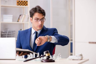 Genç avukat mahkeme stratejisi ve taktiğini öğrenmek için satranç oynuyor.