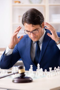 Genç avukat mahkeme stratejisi ve taktiğini öğrenmek için satranç oynuyor.