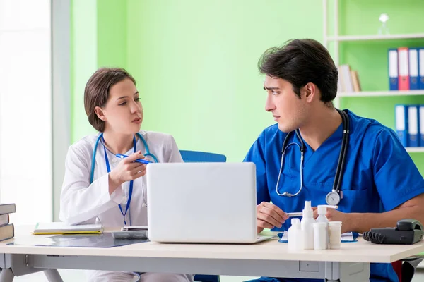 Mujer y hombre médicos radiólogos que trabajan en la clínica — Foto de Stock