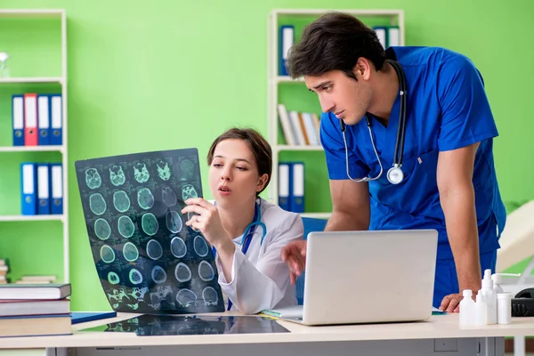 Vrouwen en mannen radiologen werken in de kliniek — Stockfoto