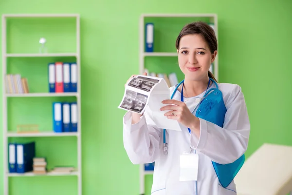 Femme médecin gynécologue écriture dossier médical dans la clinique — Photo