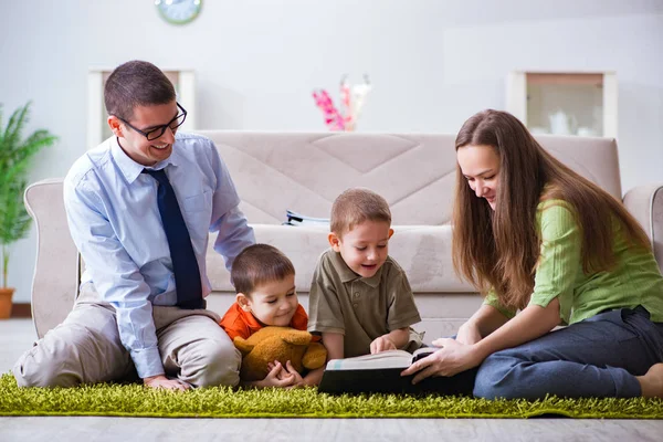 Joven familia jugando en la habitación en casa — Foto de Stock