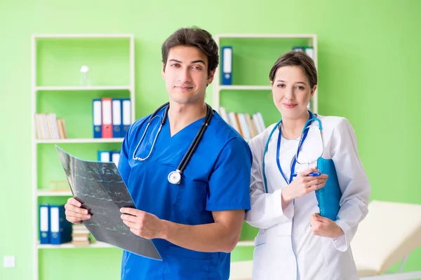 Vrouw en man gynaecologen bespreken medische gevallen in de klinieken — Stockfoto