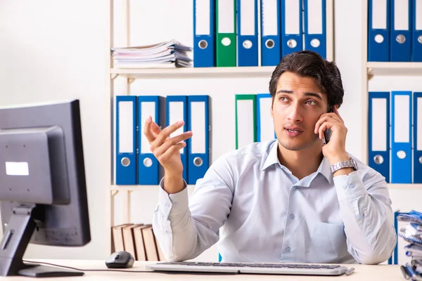 Jeune homme d'affaires beau travaillant dans le bureau — Photo