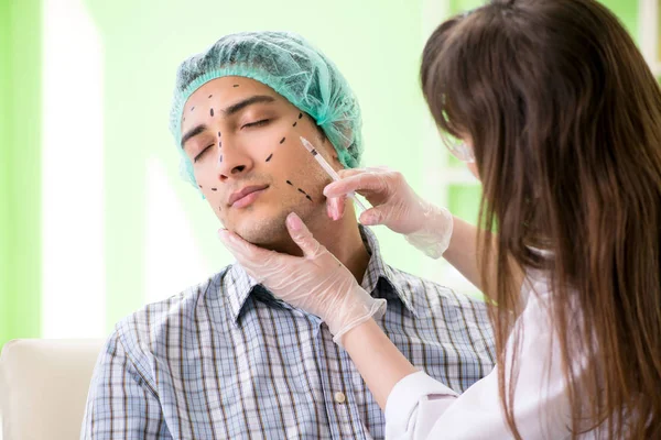 Cirujano plástico preparándose para la operación en rostro humano —  Fotos de Stock