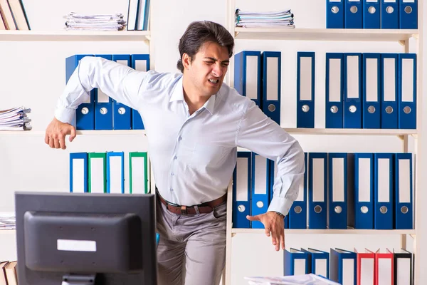 Joven empleado masculino que trabaja en la oficina — Foto de Stock