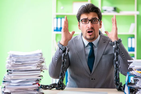 Dipendente Incatenato Alla Sua Scrivania Causa Del Carico Lavoro — Foto Stock