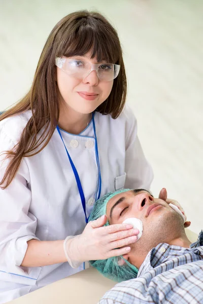 Młody mężczyzna odwiedza panią doktor kosmetolog — Zdjęcie stockowe