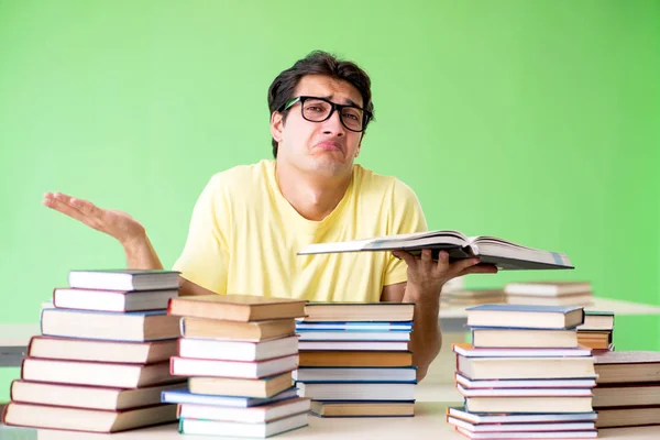 試験前に読む本が多すぎる学生 — ストック写真