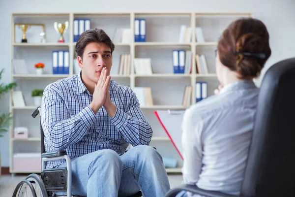 Patient visitant psychothérapeute pour faire face aux conséquences de tr — Photo