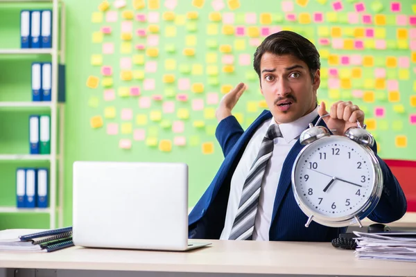 Empresario con muchas prioridades conflictivas en la gestión del tiempo —  Fotos de Stock