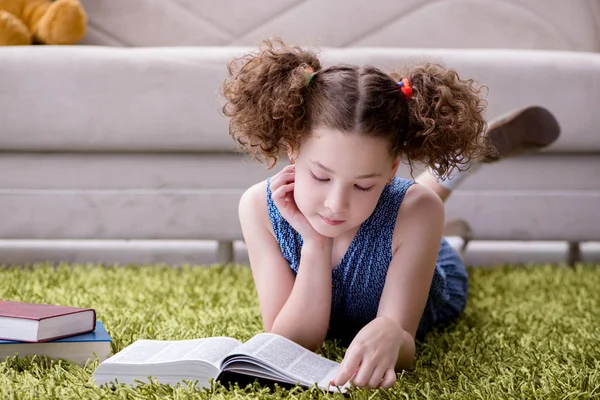 Kleines hübsches Mädchen liest Bücher zu Hause — Stockfoto