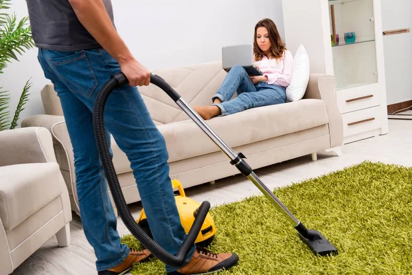 Joven familia haciendo limpieza en casa —  Fotos de Stock