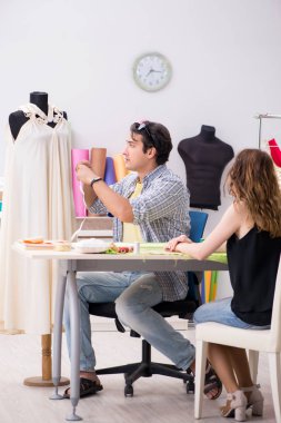 Atölyesinde çalışan genç terzi.