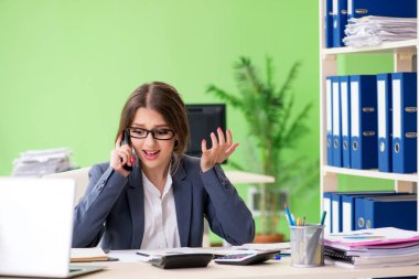 Ofiste çalışan kadın finans müdürü.