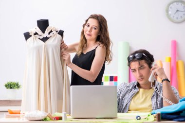 Atölyesinde çalışan genç terzi.