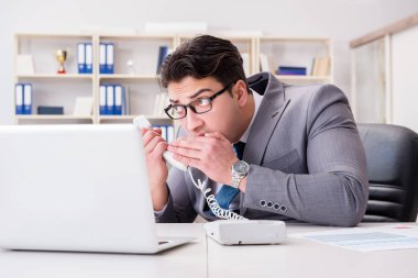 İş adamı gizli bilgileri telefonla sızdırıyor.