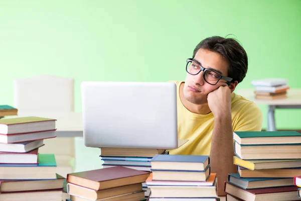 Studenten met te veel boeken om te lezen voor het examen — Stockfoto