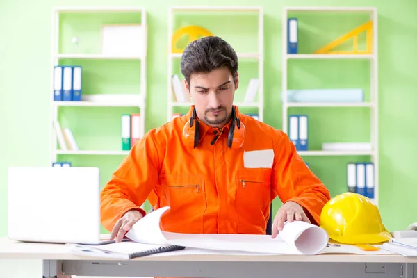 Supervisor da construção que planeia novo projecto no escritório — Fotografia de Stock