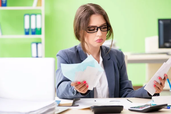 Responsabile finanziario donna che lavora in ufficio — Foto Stock