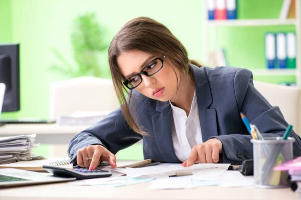 Vrouwelijke financieel manager werkzaam in het kantoor — Stockfoto