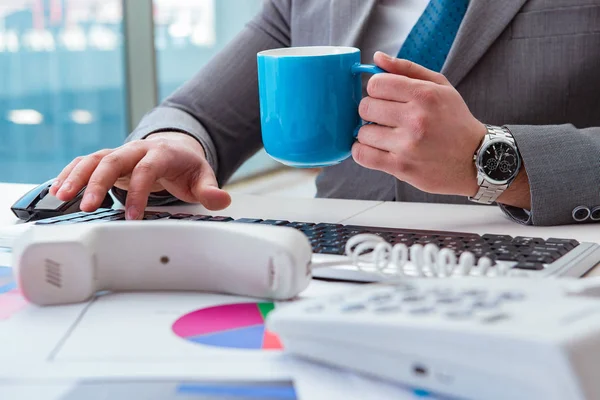 Affärsman som dricker kaffe på kontoret — Stockfoto