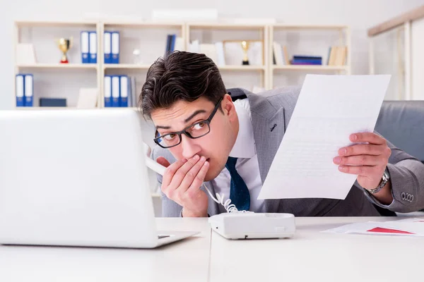 Empresario filtrando información confidencial por teléfono — Foto de Stock