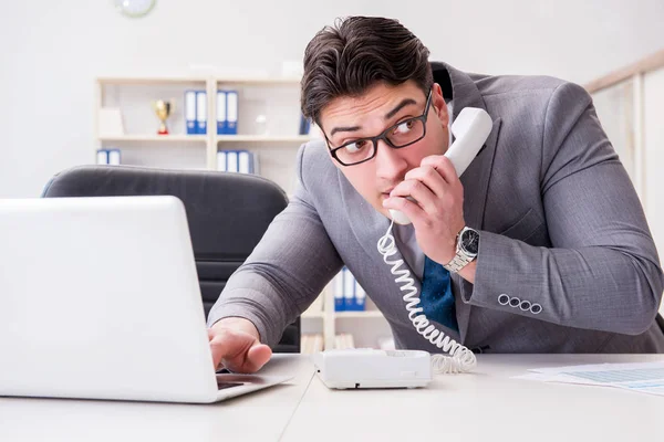 Geschäftsmann lässt vertrauliche Informationen am Telefon durchsickern — Stockfoto