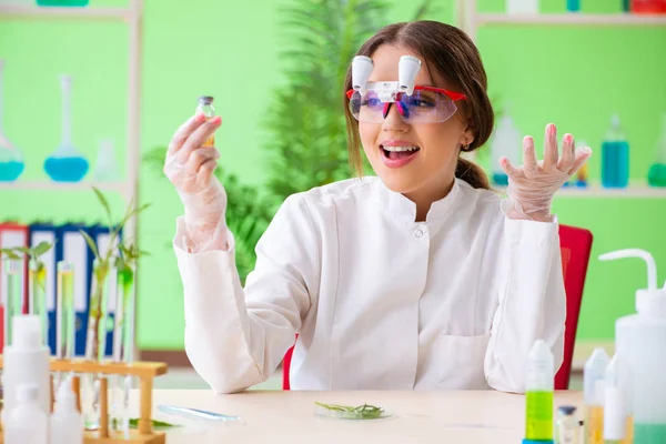 Hermosa mujer biotecnológica científica química trabajando en laboratorio —  Fotos de Stock