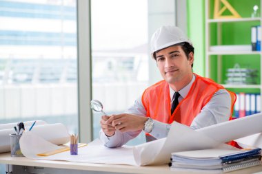 Adam mimar proje üzerinde çalışıyor. 