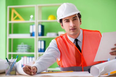 Adam mimar proje üzerinde çalışıyor.