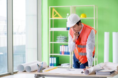 Adam mimar proje üzerinde çalışıyor.