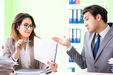 Ofiste çalışan iki meslektaşım.