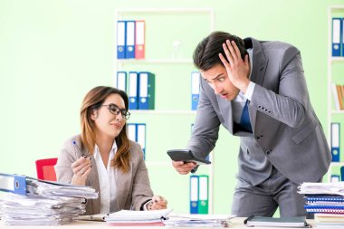 Ofiste çalışan iki finans uzmanı.