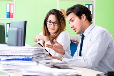 Ofiste çalışan iki meslektaşım.