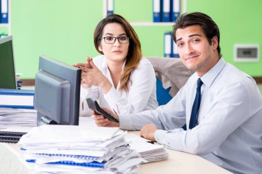 Ofiste çalışan iki finans uzmanı.