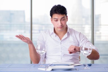 Yakışıklı, yalnız bir adam. RestarAunt 'da randevuda.