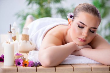 Kaplıcadaki masaj sırasında kadın