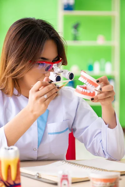 Mujer dentista trabajando en implantes dentales — Foto de Stock