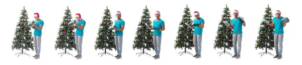 Ung man dekorera julgran isolerad på vit — Stockfoto
